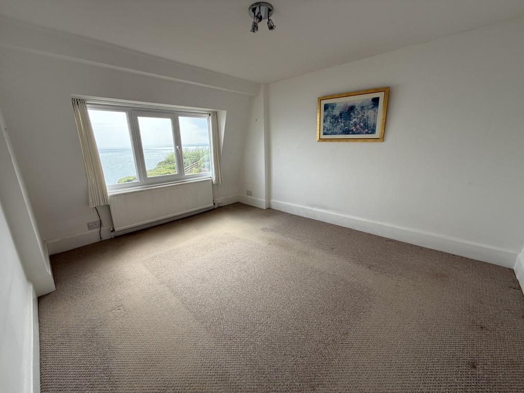 Lot: 124 - TOP FLOOR APARTMENT WITH STUNNING SEA VIEWS - Living room with sea view